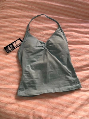 Dfyne topp - Säljer denna ur snygga toppen ifrån dfyne med öppen rygg. Prislappen kvar, endast testad💖