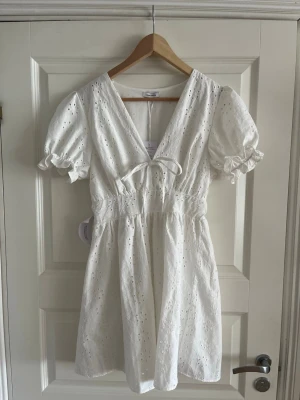 Vit kort klänning med puffärm - Superfin vit kort klänning till student/skolavslutning. Aldrig använd. Passar även en person i S. Nypris 649 kr. Prislapp kvar 