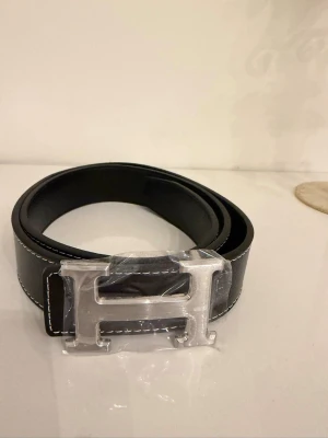 Svart skärp med silver H-spänne - Dm vid intresse..