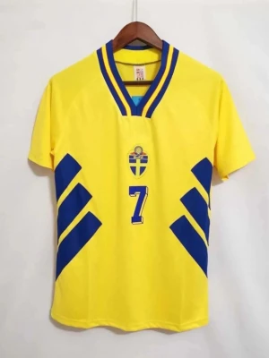 Sverige vm 1994 tröja gul Brolin #11 - Denna tröja har vi ej fått in en (får in om ca 14 dagar) om du ändå är sugen så kan du reserva tröjan redan idag!💛💙 stolek L (Larsson bilder men det fanns inga bilder på Brolin tröjor)