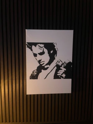 Svartvit tavla med porträttmotiv - Handmålad tavla inspirerad av Jeff Buckley. 70×50 cm. Perfekt för modern inredning.