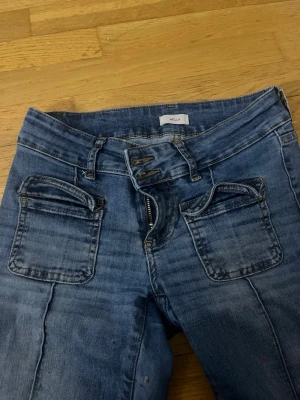 Blå jeans med fickor från Nelly - Annvända men i bra skick, storlek 32 och är även uppsydda noggrant o fint så passar nån runt 1,60. Finns en fläck som säkert går att behandla med rätt medel men tycke rinte att det syns så mycke