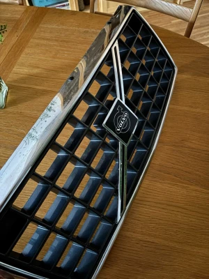 Volvo 940 turbo grill - Säljer en klassisk frontgrill till Volvo i svart plast med kromad ram och emblem i mitten.