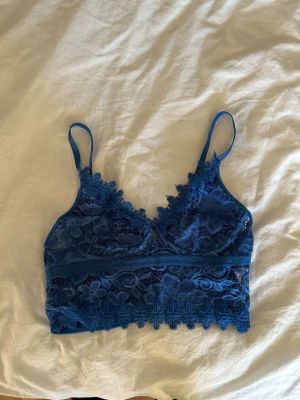Blå spets bralette med smala band - Blå spetstopp från SHEIN har använt den nån enstaka gång. Den är rätt kort men snyggt till fest eller liknande!💗