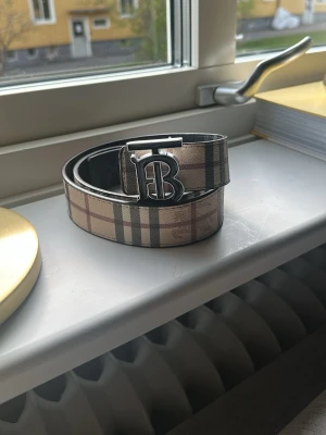 Burberry bälte  - Skickar inom 1-2 arbetsdagar storlek 110cm 