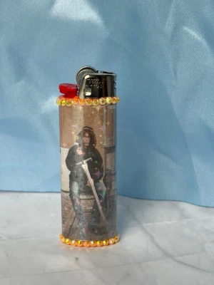 BLADEE//SWORD - lighter - ⭐️1st Refillable BIC MAXI LIGHTER med wrap & rhinestones ⭐️ ✨🤍 FREEBIES (godis & random stickers) ingår i alla beställningar över 70kr 🤍