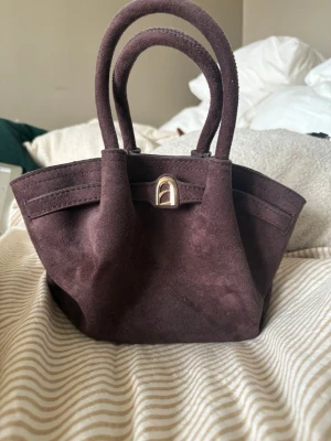 Mörkbrun mocka handväska - Brun liten handväska 