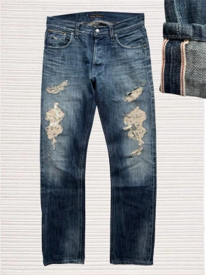*Selvage* Nudie ”Lab Loe” - Ett par sjukt trevliga nudie jeans gjorda i selvedge av högsta kvalitet! Modellen kallas ”Lab Joe” och är alltså Lab versionen av ”Average Joe” och sitter straight. Storlek 31/34, hör av dig vid frågor! Mått: Midja - 42cm, Ytterbenslängd - 112cm, Benslut - 20.5cm 