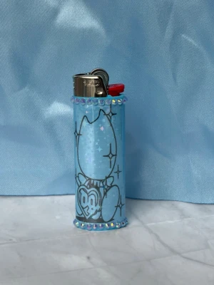 DRAINBABY//BLUE - lighter - ⭐️1st Refillable BIC MAXI LIGHTER med wrap & rhinestones ⭐️ ✨🤍 FREEBIES (godis & random stickers) ingår i alla beställningar över 70kr 🤍