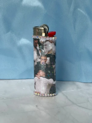 YUNG LEAN//STORM - lighter - ⭐️1st Refillable BIC MAXI LIGHTER med wrap & rhinestones ⭐️ ✨🤍 FREEBIES (godis & random stickers) ingår i alla beställningar över 70kr 🤍