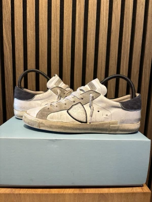 Philippe Model vita låga sneakers - Snygga vita sneakers från Philippe Model. Storlek 40! Kommer med skornas karton.