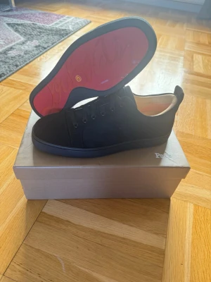 Christian louboutins  - Säljer ett helt nytt par Christian louboutins i svart färg. De är aldrig använda och är i storlek 43. Dustbag och allt följer även med. Priset kan även diskuteras!!!