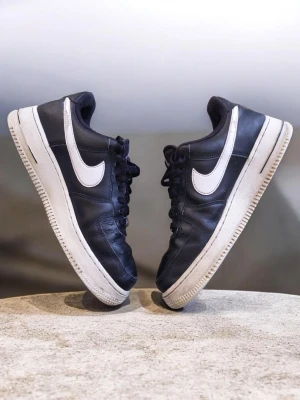 Nike Air Force 1 - svart - storlek 40 - bra skick - 📦snabb frakt 24-48h                                     👕storlek:40                                                     ✨️skick: bra (små skador)                              💬tveka inte att ställa frågor