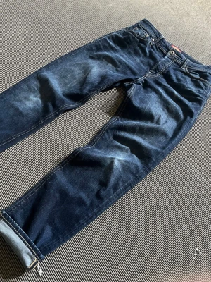 Jack and Jones jeans - Mörkblåa jacka and Jones jeans med riktigt snygg tvätt med en snus fade på vänster fram ficka och rak passform. Storlek 30/32. Priset kan diskuteras så tveka inte på att höra av dig!!!