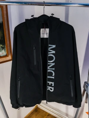 Moncler Jacka - Jätte snygg och fräsch Moncler Windbreaker i Storlek M (pris kan diskuteras vid snabb affär)