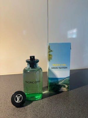 Louis Vuitton pacific chill  - Louis Vuitton Pacific Chill säljes. Exklusiv och fräsch unisexdoft med lyxig känsla. Endast testad med ca 1–3 spray. Säljer då doften inte riktigt var min typ, pris kan diskuteras vid snabb och smidig affär. Håller på att rensa min kollektion så kan komma upp andra också kolla profil☺️  100 ml (nästan full) Originalförpackning medföljer.                        Nypris runt 3500   Perfekt för dig som vill ha en premiumparfym till ett bättre pris nu under sommaren. Hör av dig vid intresse! 