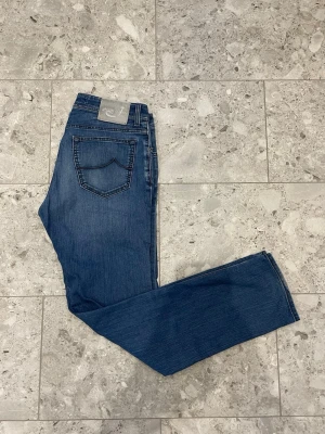 Blå jeans från Jacob Cohen - Jacob Cohën 688 || Storlek 33 || Jeansen är i bra skick || Tveka inte på att höra av dig vid frågor eller funderingar 
