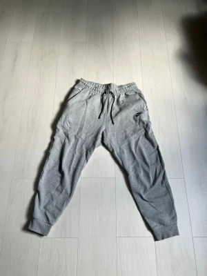Nike Tech byxor  - Säljer ett par gråa Nike Tech Fleece byxor från 