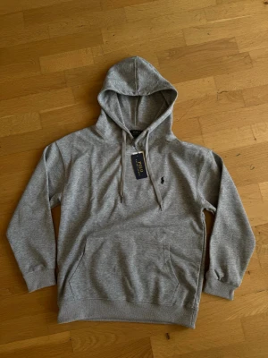 Polo Ralph Lauren hoodie - Gråa Polo ralph lauren hoodie då jag fick den i present men den var för stor 