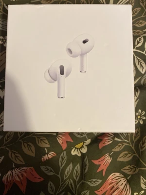 Apple AirPods Pro trådlösa hörlurar - Säljer ett par vita Apple AirPods Pro med laddningsetui. De är trådlösa in-ear-hörlurar med silikontoppar och stilren design. Perfekta för musik, samtal och träning. Kommer i originalförpackning.