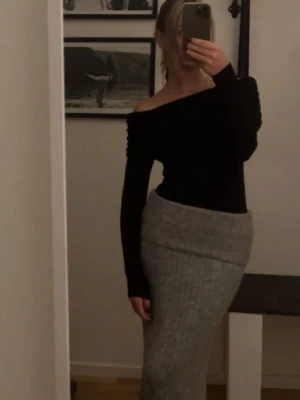 Stickad off shoulder tröja från Zara - Fin stickad off shoulder tröja från Zara, storlek S