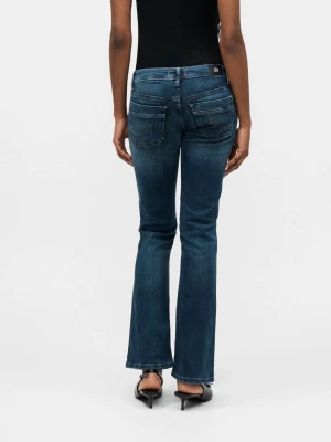 Blå low waist  jeans från LTB - Snygga blå bootcut jeans från Ltb med klassisk femficksdesign och subtila slitningar. Jeansen har normal midja och lätt utsvängda ben, vilket ger en avslappnad men trendig look. Perfekta att matcha med sneakers eller klackar för en cool stil. Original pris 699kr