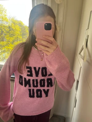 Stickad tröja hm - Mysig rosa stickad tröja med svart text framtill!💗