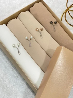 Set med fyra beige och vita halsdukar - Fyra eleganta halsdukar i olika beige och vit nyans, levereras i en snygg presentask. Varje halsduk har en dekorativ pärlnål som accessoar. Perfekt för att lyfta din outfit med en stilren touch.