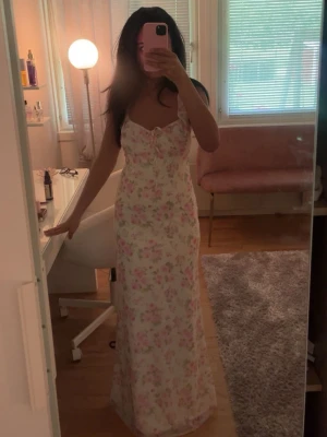 Lång blommig klänning med volang - En lång klänning från Gina tricot. Den har bara använts två gånger! Nypris 400.  