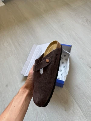 Birkenstock Boston Bruna - Birkenstock Boston. Mjuk fotbädd. Färgen - Mocha. Kvitto finns 