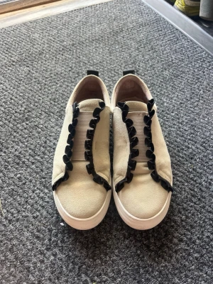 Sneakers  - Jättesöta sneakers från k. Cobler. I mycket bra skick och inte slitna, jättesköna att gå i då sulan är väldigt skön. Vet inte dirket nypris är ej säker på om de säljs längre men skulle gissa på runt 1000kr. Skriv om du har frågor!