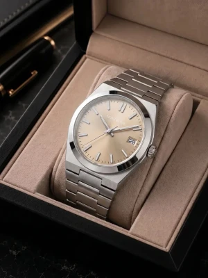 Montreval seiko mod champagne nh35 urverk - Stilren klocka från Montreval med silverfärgat armband och boett i metall. Urtavlan är ljusbeige med tydliga index och datumvisning vid kl 3. Klassisk design med länkarmband som passar till många stilar.