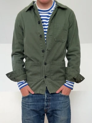 Olivgrön Overshirt  - Olivgrön Overshirt i strl Xs men sitter som en S! Bra skick utan nåra defekter och hör gärna av er vid frågor elr funderingar!!