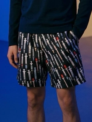 Svarta shorts med sprutmönster - Coola svarta shorts med färgglatt sprutmönster i vitt, rött och blått. De har en avslappnad passform och resår i midjan för extra komfort. Perfekta för dig som vill sticka ut med en unik och lekfull stil.