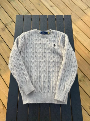 Ralph Lauren Knit Sweater - Storlek: S (passar som XS), använt en par gånger men inte sliten alls, Startpris: 400kr