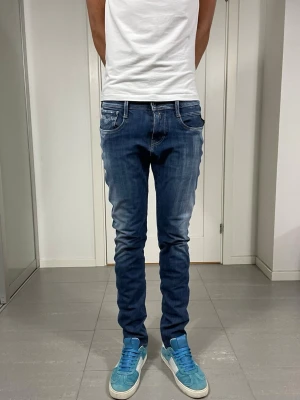 Replay Anbass Jeans  - Säljer nu dessa Replay Anbass Jeans, mått ca 37,5 o 104 cm. skriv för fler bilder/frågor🙌🏼 