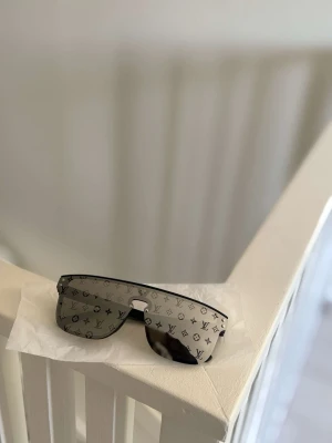 Solglasögon väldigt fina - Tjena nu säljer jag mina Solglasögon L v dom är helt nya