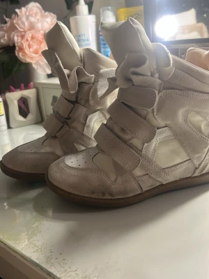 Isabel marant shoes - Bra skick bara lite smutsiga vilket går bort lätt. Köpte på NK i Stockholm. Jätte fina Isabel marant skor. Se bilderna. Ena skorna har en liten avklippt från sida högst upp men de är inget man lägger märke till men drog av priset för det. 