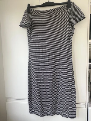 Randig kortklänning från L.O.G.G. - Säljer en randig kortklänning från L.O.G.G. Klänningen har korta off shouldersärmar och en figurnära passform. Tillverkad i mjuk bomull. 