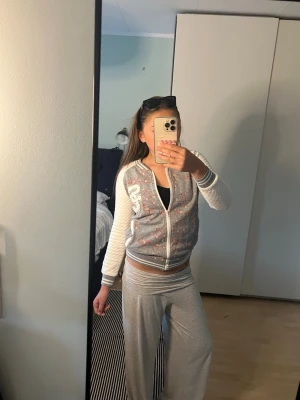 Grå vintage ziptröja med vita ärmar - hoodie med zip som är jättefin. lite för liten för mig passar xs. inga fläckar och har inga skador💕 öppen för prisförslag, den är begagnad 