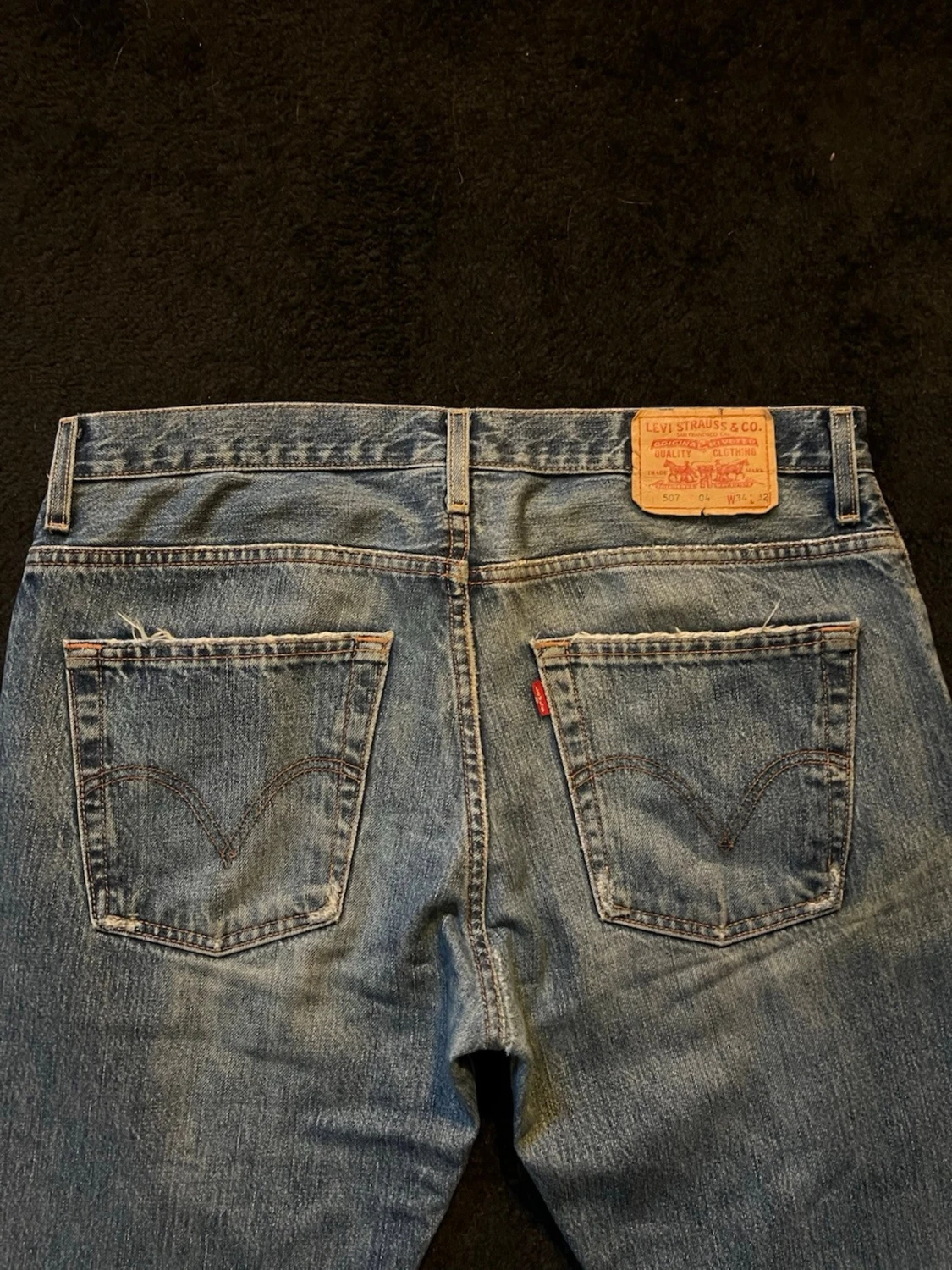 Blå raka jeans med rå kant - 2