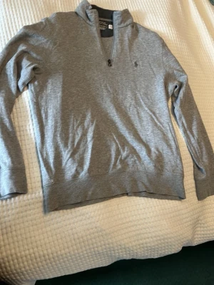 Ralph Lauren half zip - Herr S passar vanlig s. Äkthet kan verifieras med qr koden. Den enda defekten är det lilla jacket på sista bilden som inte syns igenom, lika mjuk som ny 