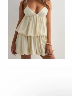 yellow volang skirt -  Superfin passar till allt ny med pris lapp säljer då jag har två. Tar emot egna pris förslag