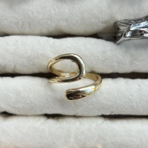 Guld pläterade ring  - Ringar till salu! De är sterling silver pläterade och är justerbara vilket innebär att de passar alla. Skötselråd medföljer också! Skriv för specifika bilder och pris då vissa är billigare  Kontakta vid intresse av köp eller frågor 💗