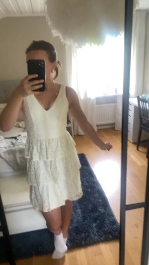 vit klänning  - Vit klänning i storlek 32 som bara är använd vid ett tillfälle för länge sen, så finns inte kvar på hemsidan😊säljer då den inte kommer till användning 