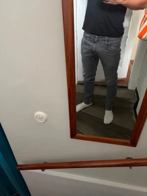 Replay anbass jeans - Ett par anbass jeans som sällan används och har en fin passform på. Det bidrar till en stilren och mordern look. Storlek W33 L32.  