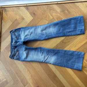 Blå bootcut jeans med slitningar - Diesel bootcut jeans med slitningar och ljus tvätt. Köpte de på Vinted men tyvärr var de lite små                     Innerbenslängd-78                            Midjemått tvärsöver - 37 cm
