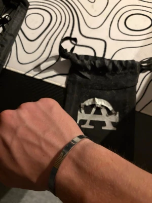 All cap one armband  - Säljer mitt armband då jag inte använder armband så mycket, det är alltså ett armband från all Cap one som köptes när de släpptes som inte säljs längre. Riktigt snyggt och bra skick, bag medföljer men börjar släppa loggan men gör inte jätte mycket syns på första bilden. Armband går att justera storlek med att bara trycka ut eller in   Hör av er bland frågor eller annat