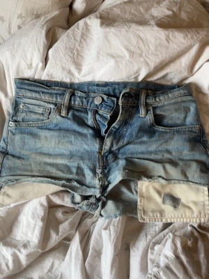 Levi's ljusblå jeansshorts - Älskar dessa shorts men de är för småååå, de är såååå sorligt men de får hamna i någon Annans hönder nu 💗💗