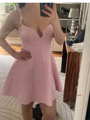 Zara sommarklänning helt ny❤️ - Supersöt ljusrosa kort klänning med v-ringning och smala axelband som knyts på axlarna. Passar även S. HELT Ny. Endast swish med spårbar 61kr ( fraktas samma dag till kl.19)